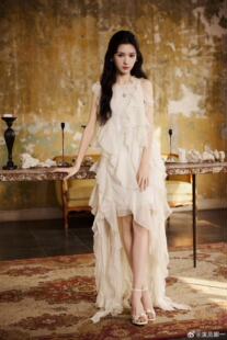 隐身 荷叶边不规则连衣裙白色挂脖中长裙仙女 名字任小名娜一同款