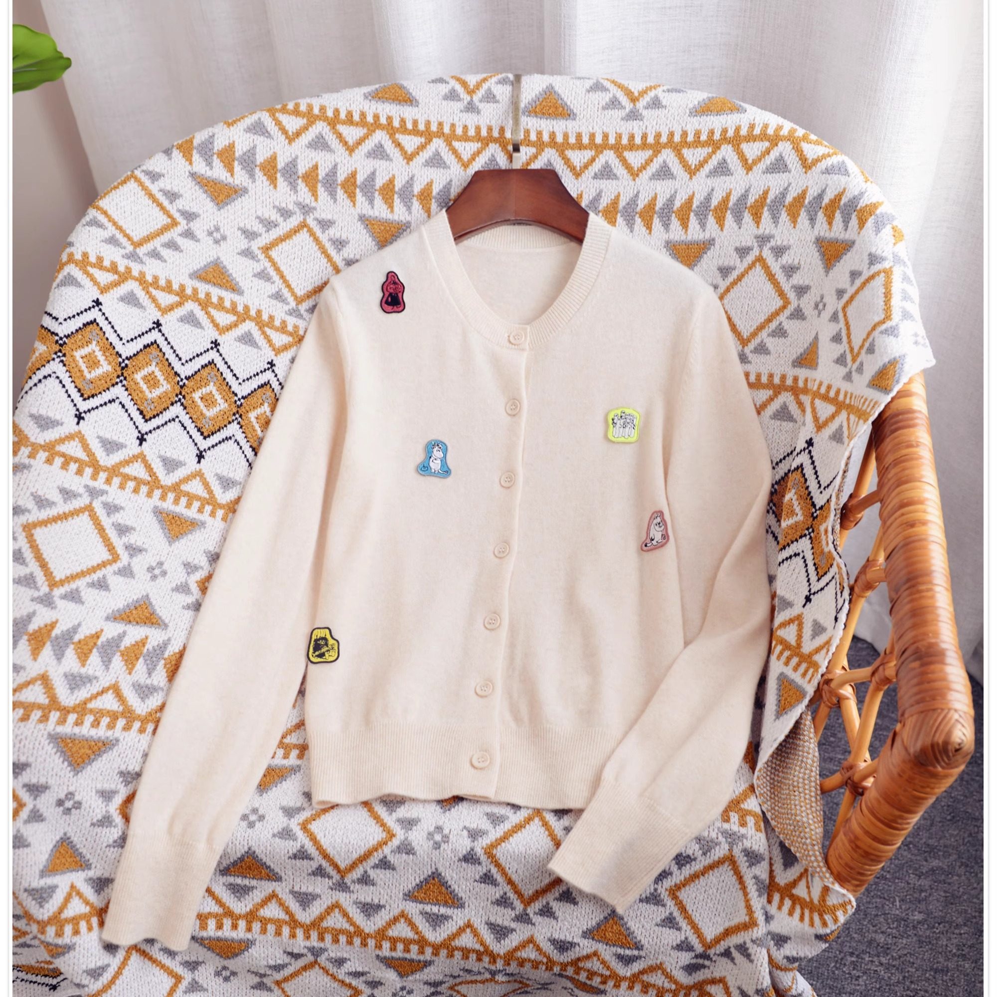 【墨渲臻品】超级显白 提亮肤色 奶杏色圆领开衫羊毛衣 卡通贴布
