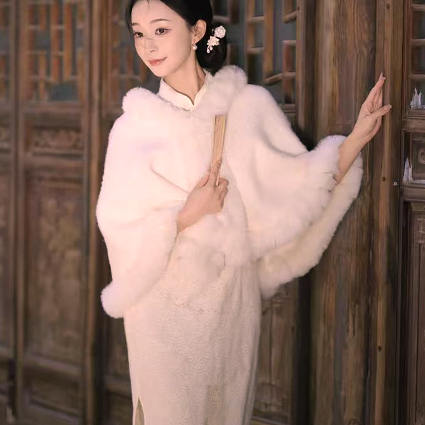 白色毛毛绒斗篷婚纱新娘披肩