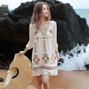 三亚旅游春夏衣服白色V领刺绣连衣裙新款民族风减龄短裙超仙