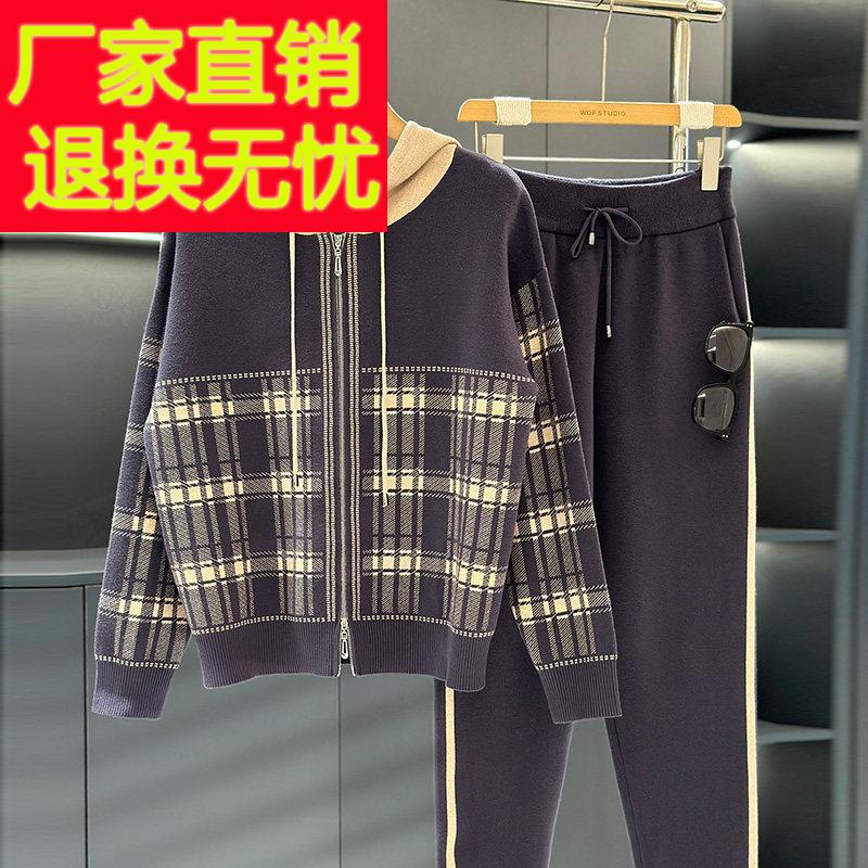 时尚洋气休闲妈妈装套装女连帽冬装新款休闲中老年格子针织两件套