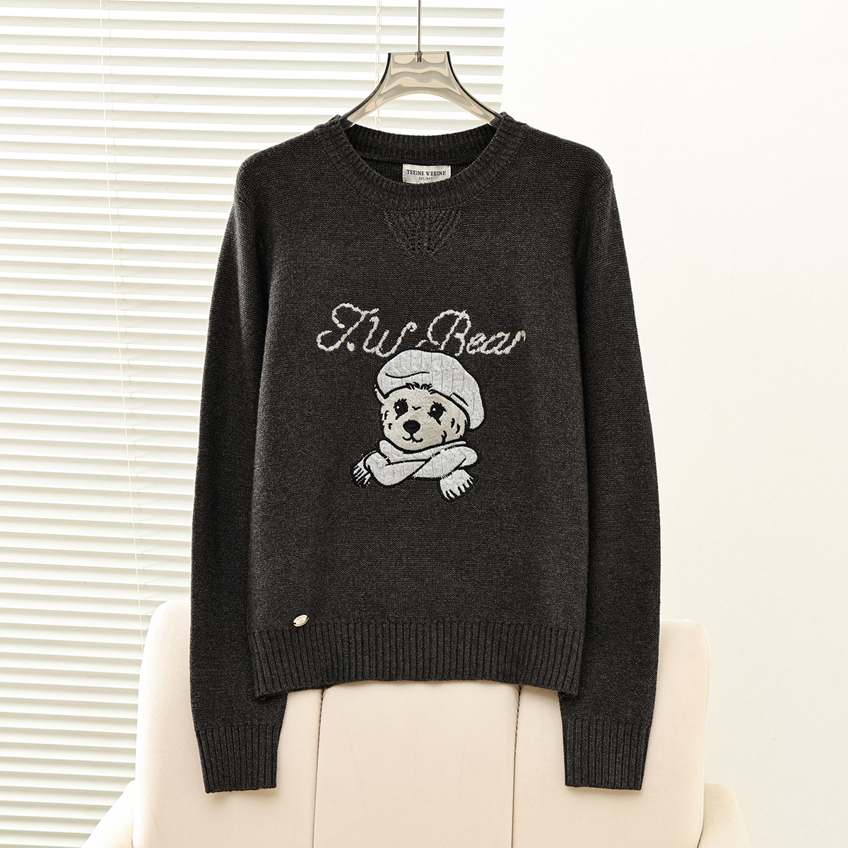 2025秋冬新款女装学院风休闲熊熊刺绣圆领针织衫毛衣TTKW258CC3B