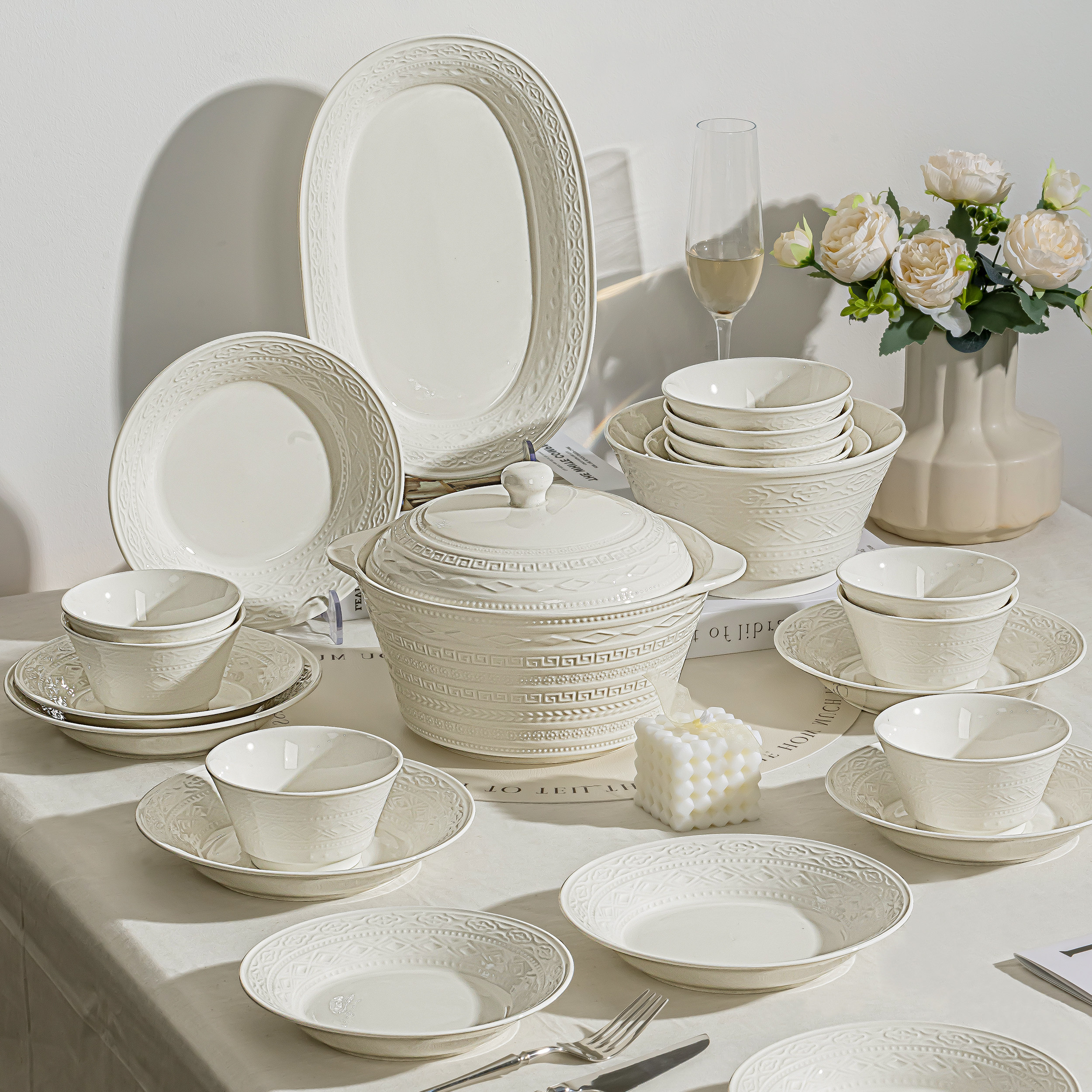 碗碟套装家用2025新款高颜值釉下彩餐具碗盘套装家用浮雕陶瓷碗具