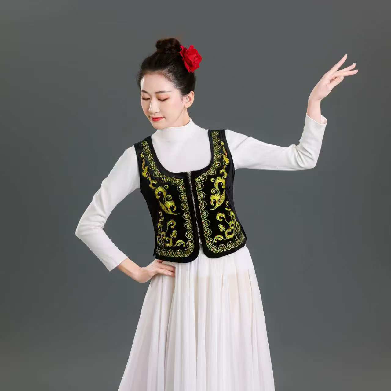 新疆马甲民族演出服金丝绒表演女士背心维吾尔族广场舞蹈刺绣烫钻