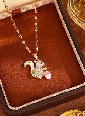 可爱趣味卡通松鼠钛钢项链女轻奢精致锁骨链独特松果配饰颈链批发