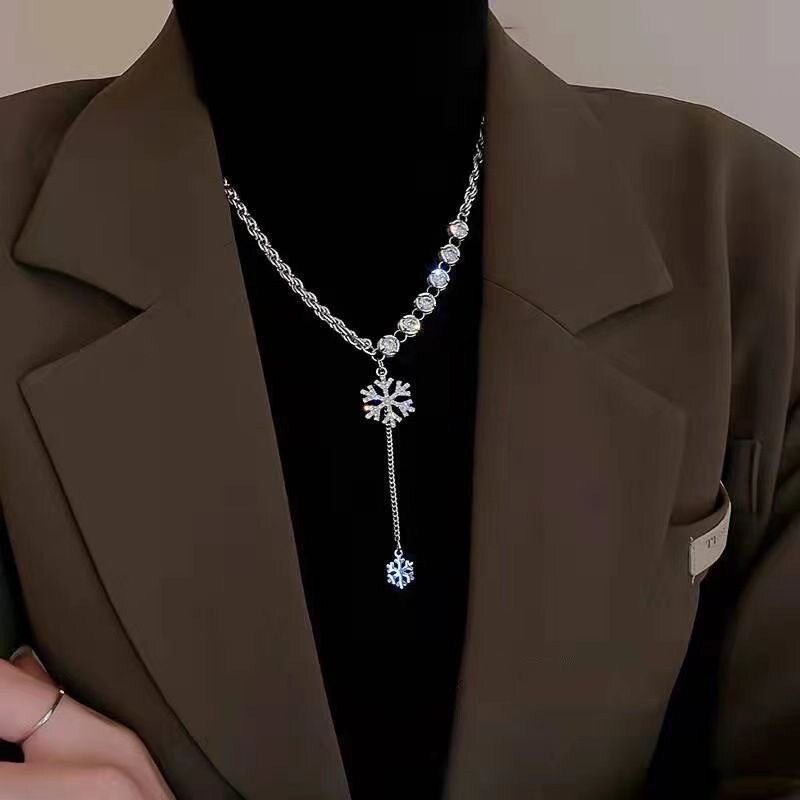 秋冬雪花项链配饰女轻奢小众高级感精致通勤长款毛衣链百搭配饰品