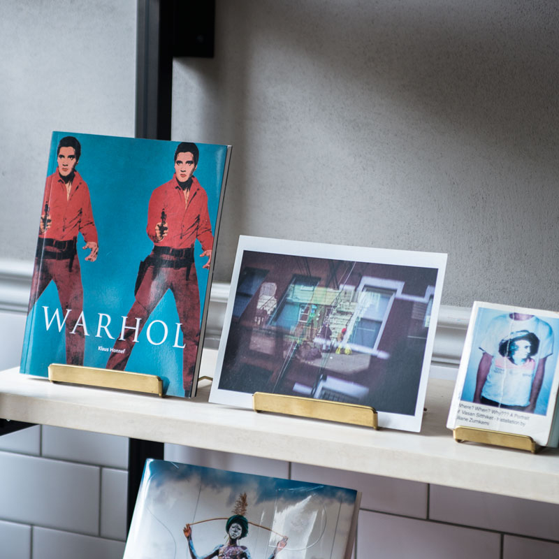 现货可调节底托黄铜样板间杂志架