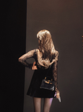 RUBBIT早春浪漫系 气质性感蕾丝上衣/黑天鹅丝绒吊带美背连衣裙