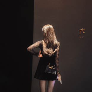 RUBBIT早春浪漫系 黑天鹅丝绒吊带美背连衣裙 气质性感蕾丝上衣