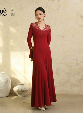 云知秋冬新品温柔风长袖针织连衣裙女红色蕾丝V领长裙子收腰显瘦