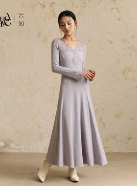 云知秋冬针织连衣裙女2025新款收腰显瘦a摆长裙蕾丝v领打底裙子潮