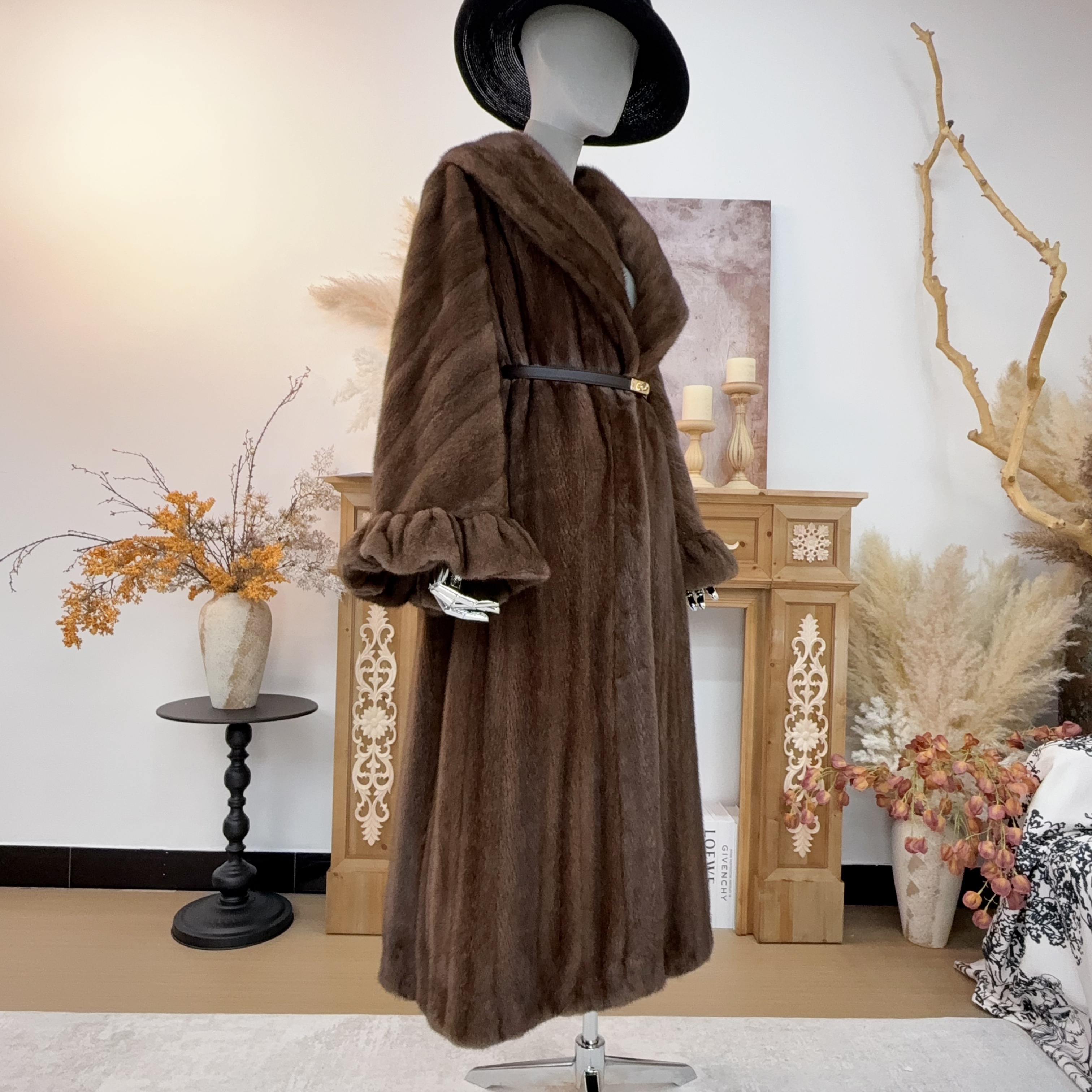 珞媄「深咖·雾绒」长款披肩进口天鹅绒水貂全抽刀荷叶袖复古9586