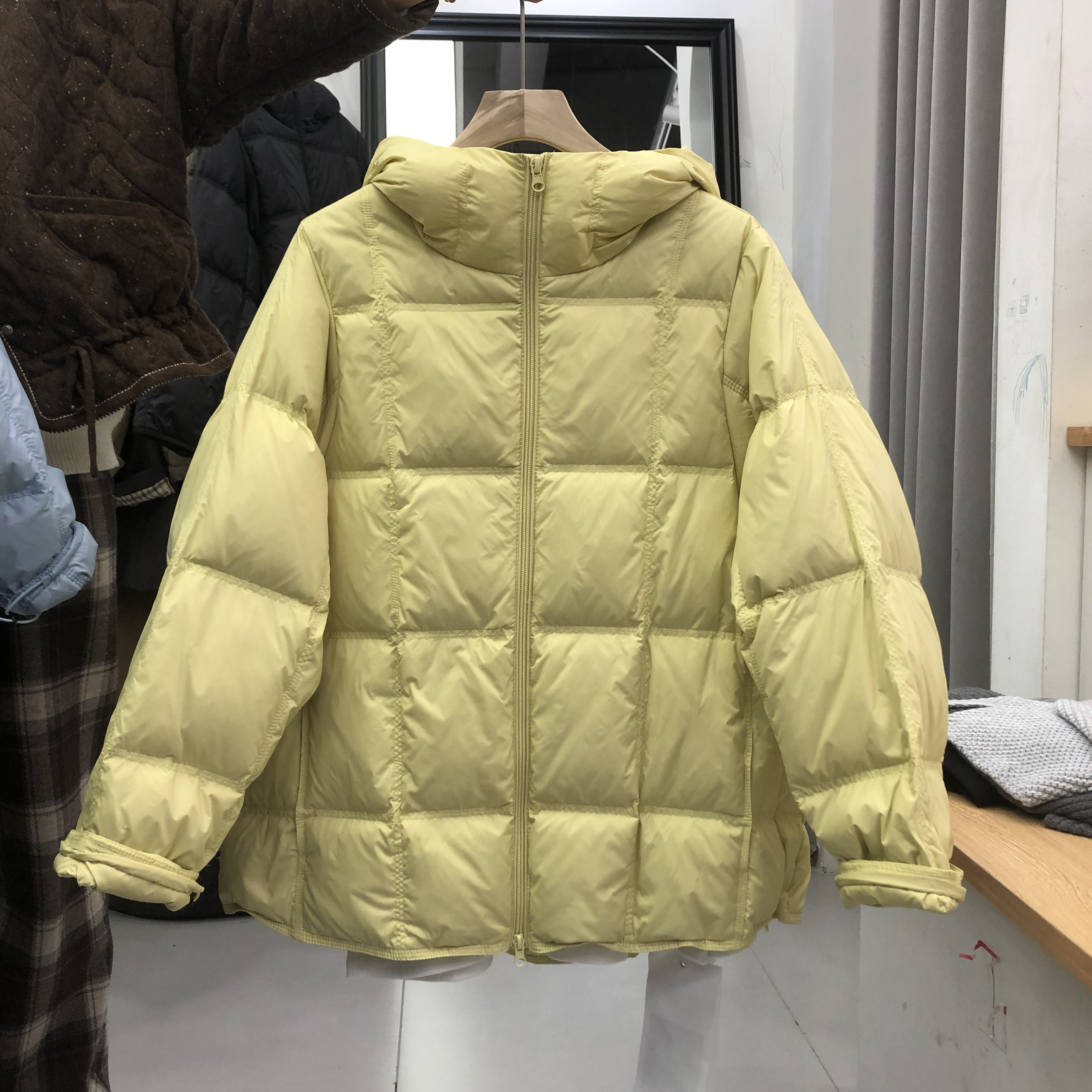 爆款羽绒服女轻薄时尚洋气2025短款小个子显瘦泡芙高级感黄色外套