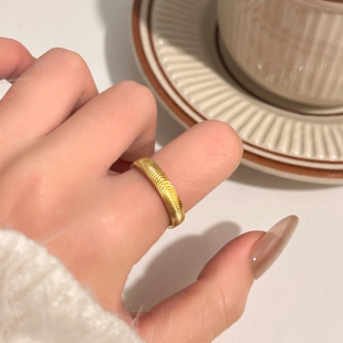 新款爆闪猫眼石钛钢不掉色戒指女士时尚高颜值素圈闭口指环配饰