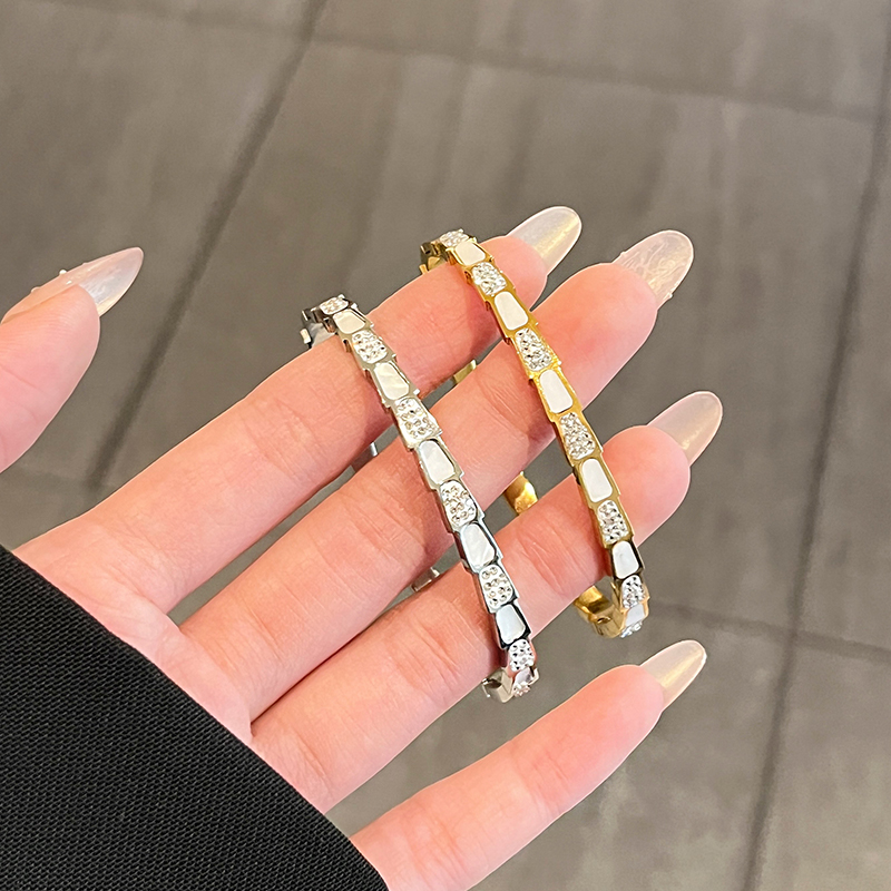 白贝母精致灵蛇手镯女高级感2024新款爆款手环轻奢小众本命年手饰