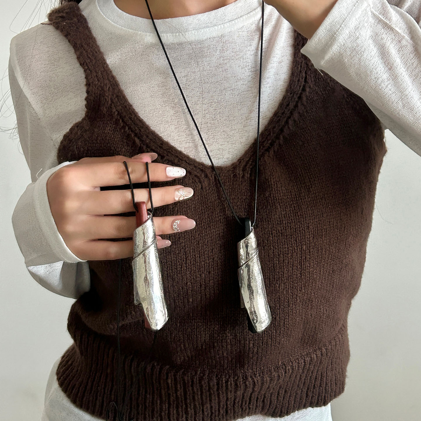 复古百搭款卷轴黑檀木皮绳长款项链女小众经典高级感毛衣链配饰