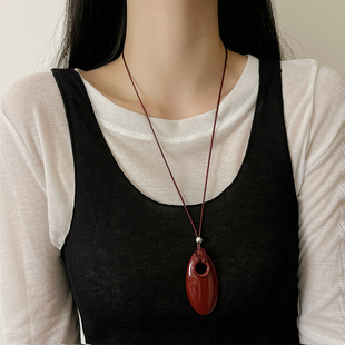 安可拉红色椭圆皮质吊坠长项链时尚 轻奢小众精致高级感毛衣链配饰