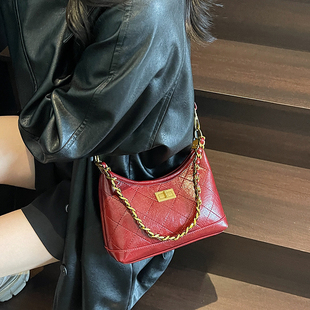红色链条包包女士2025新款精致斜挎小包小众复古水桶包通勤腋下包