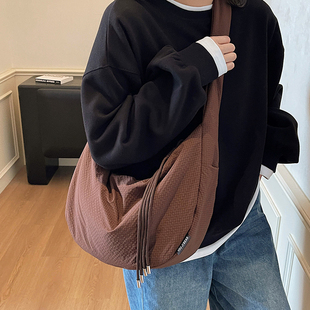 大容量饺子包女2025新款秋冬棉服羽绒布斜挎包日韩单肩腋下通勤包