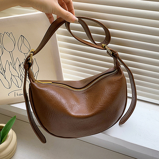 质感饺子包包女士2023新款软皮斜挎包大容量通勤单肩包腋下月牙包