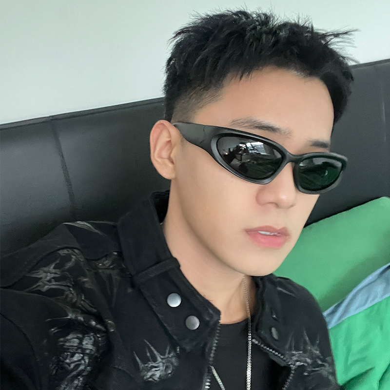 赛博朋克未来感墨镜男士