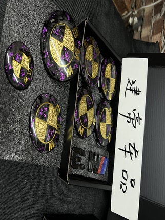 宝马前后标引擎盖标志黑金双色前后轮毂方向盘个性定制车标碳纤维