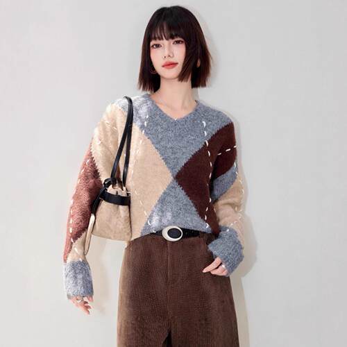Knitted pullover sweater with round neck for women