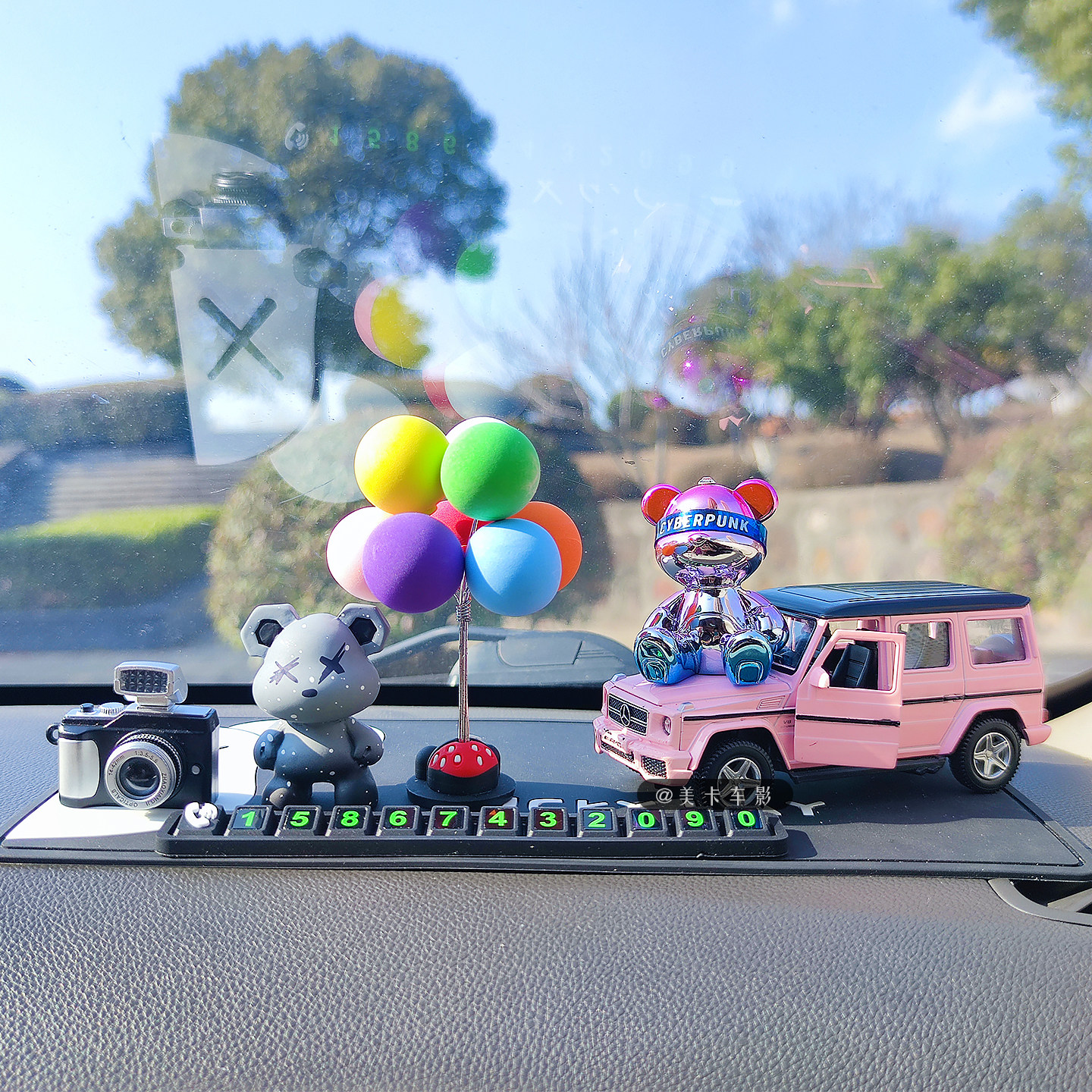 可爱小熊车载摆件汽车中控台上装饰品创意合金车模临时停车号码牌