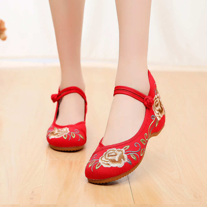 广场舞鞋女新款绣花老北京布鞋软底舞蹈鞋古民族风秧歌红色跳舞鞋