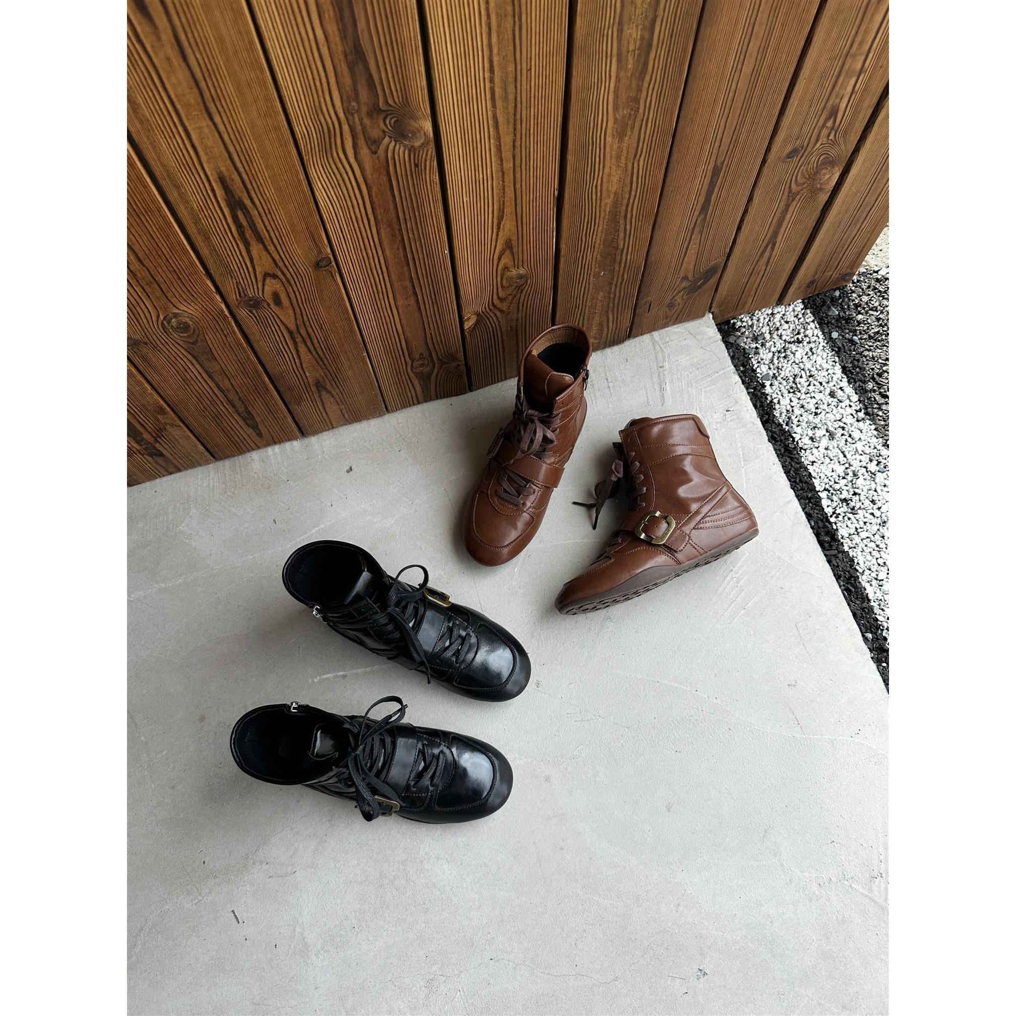 韩版圆头皮带扣绑带机车靴女2025年秋新款靴显瘦侧拉炼时装靴