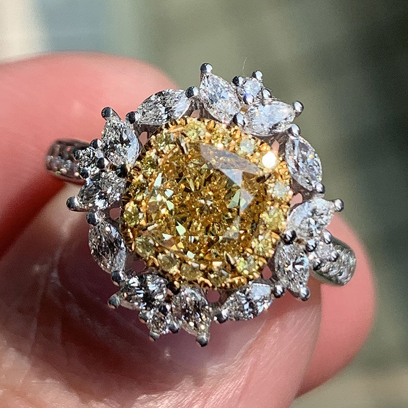 GIA证书1.08克拉天然中彩黄大戒面枕型切工彩钻镶嵌轻奢款戒指