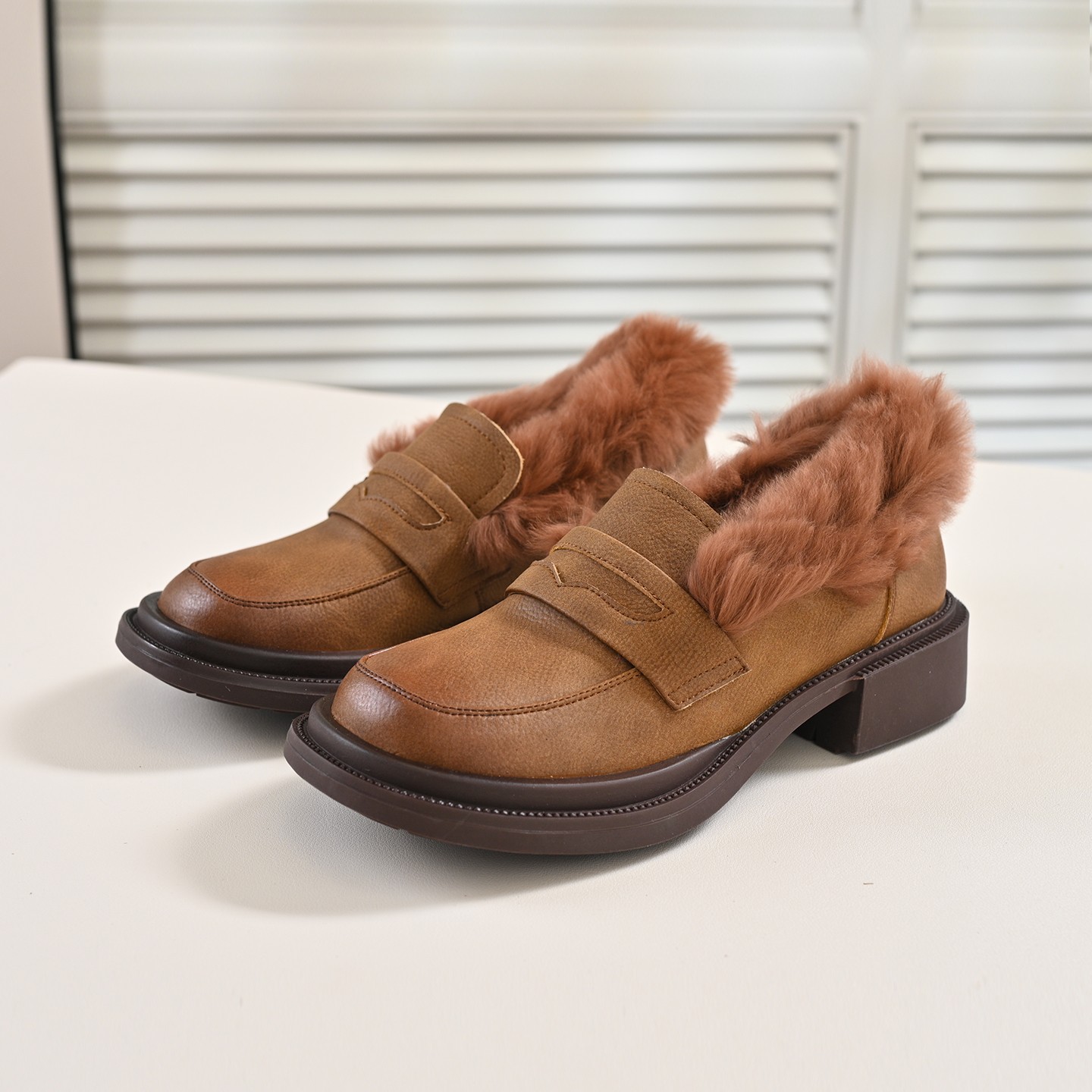 步享棕色圆头中跟毛毛鞋女英伦风