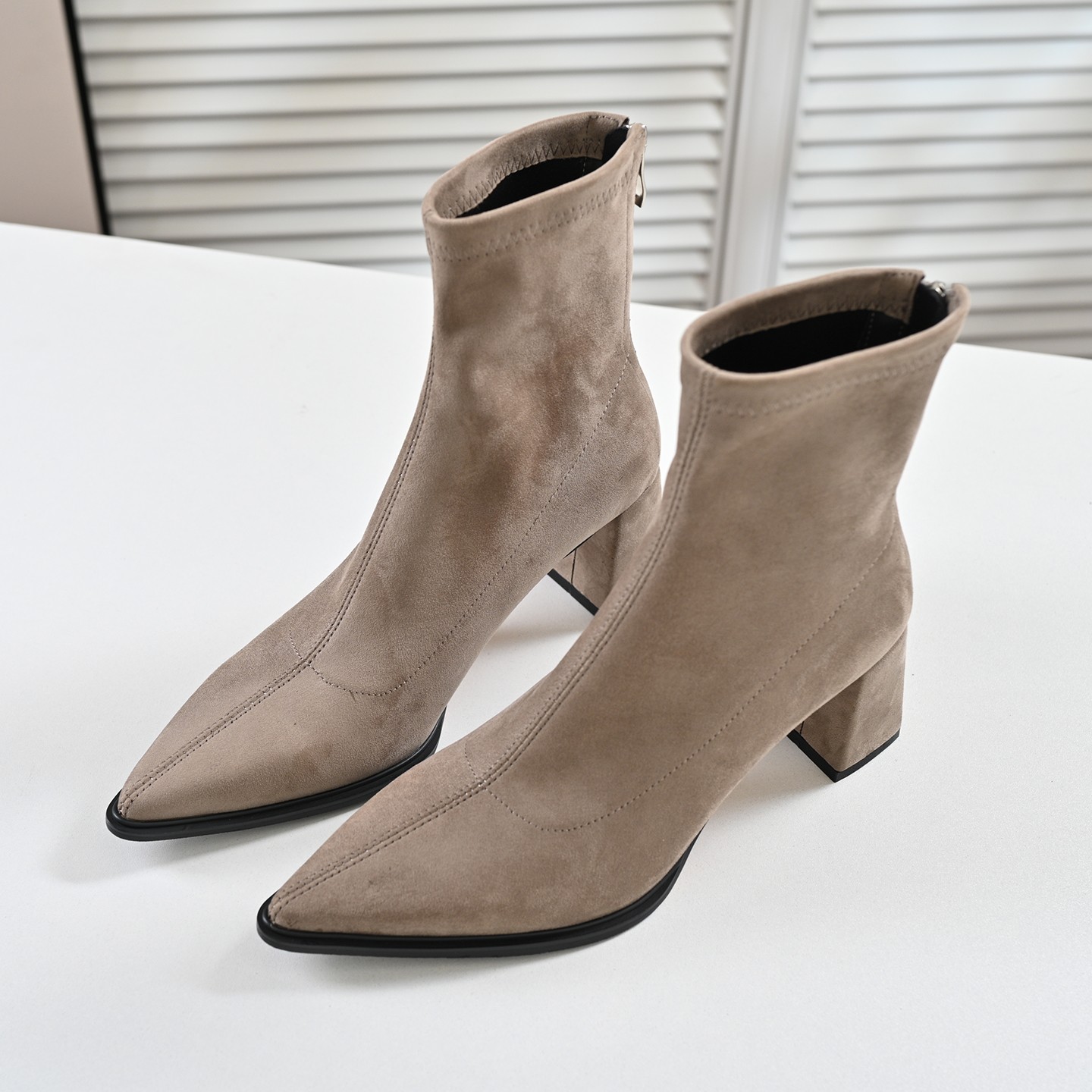 步享灰色绒面短靴女韩版尖头粗跟