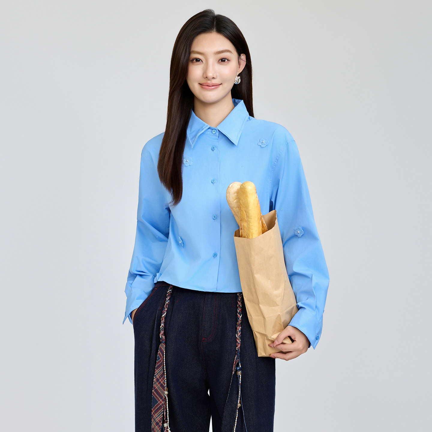 芭依璐2026秋装新款翻领小短款立体花朵钉珠衬衫女小众设计感衬衣