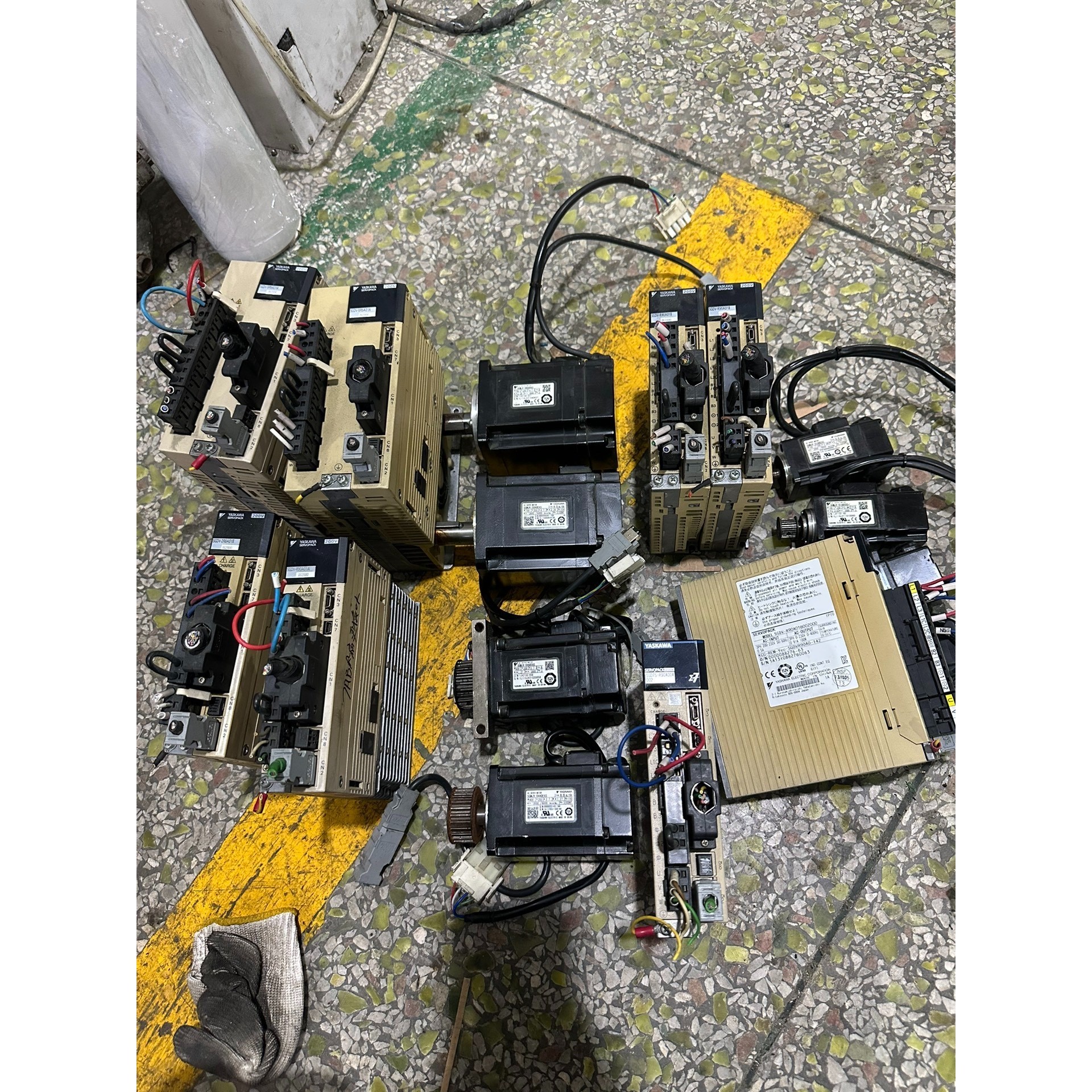 SGDV-2R8A01B002000马达SGMJV-04AD