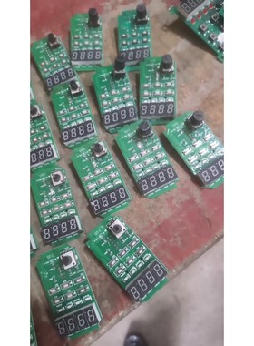 变频器面板,绿色PCB电路板,上面有多个芯片和电阻.适合电子