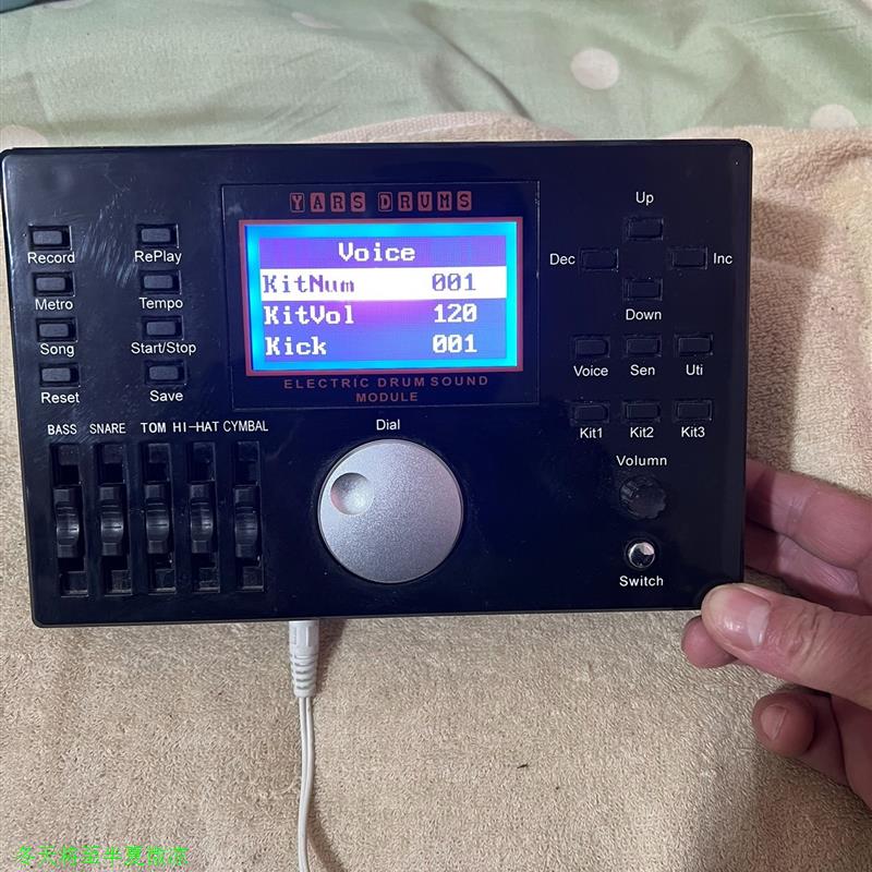 电子鼓,架子鼓控制器,调音器,或者说是声卡。牌子不详,成色还