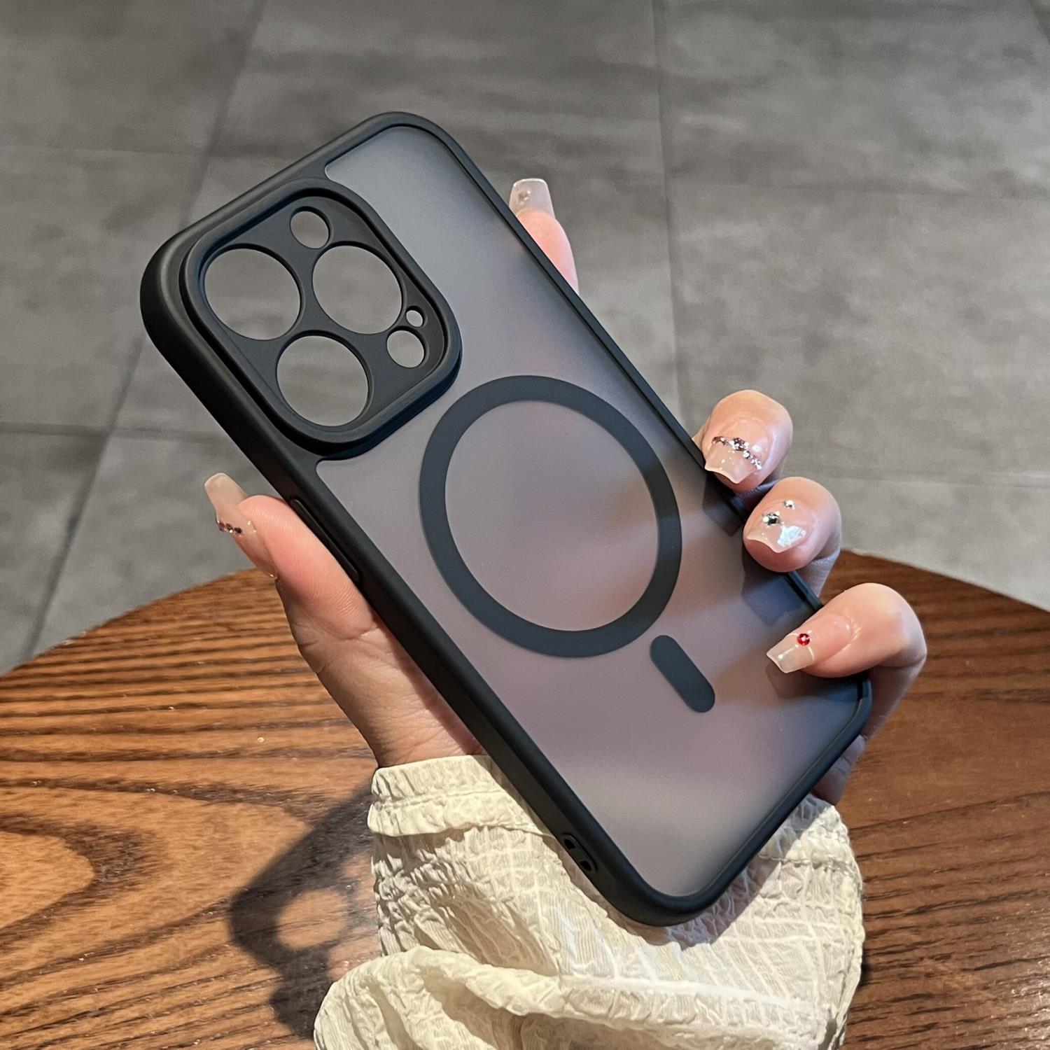 磁吸壳肤感磨砂iphone13无线充电