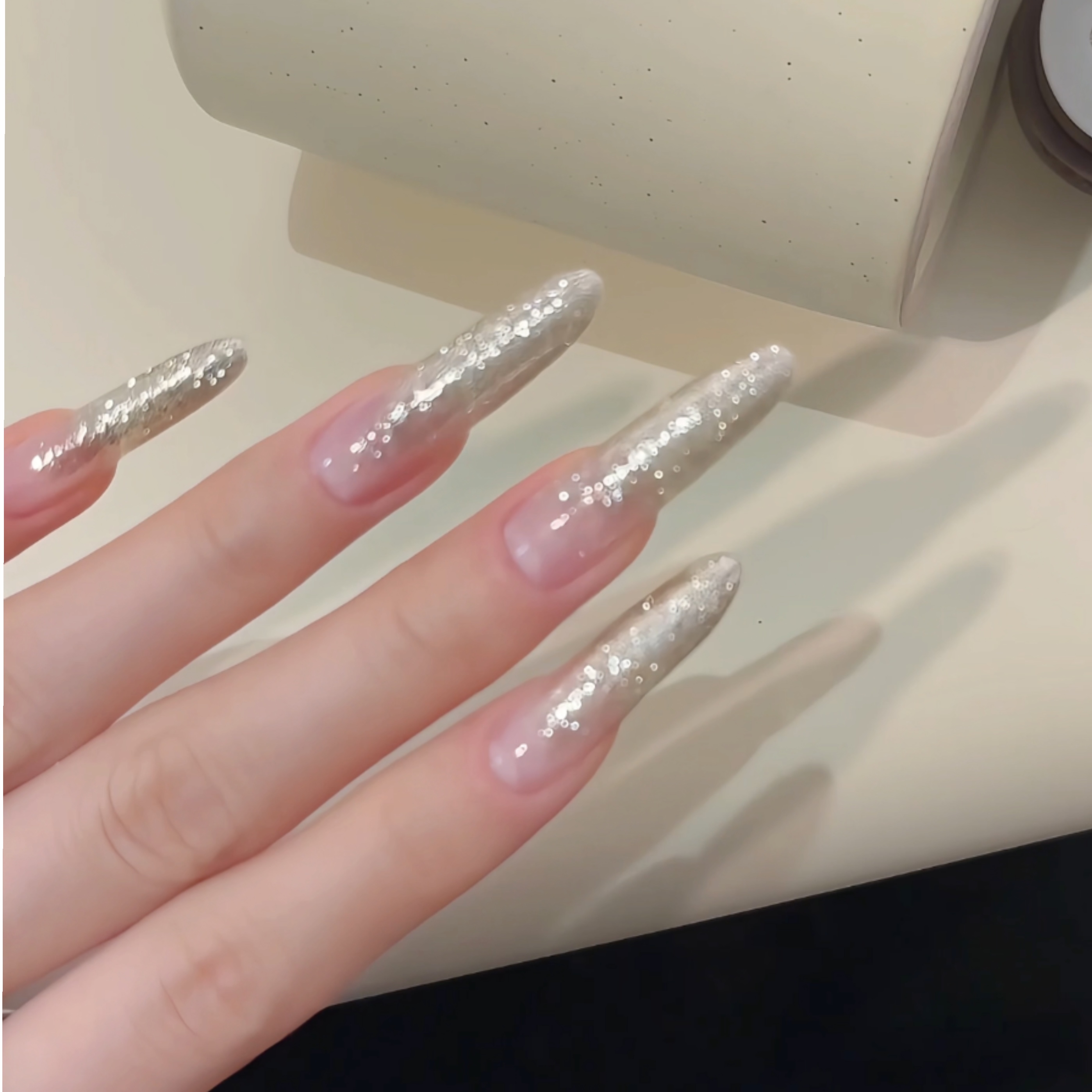 【魅萱】2025年新款日式高密度爆闪铂金胶甲油胶繁星金勾边光疗胶