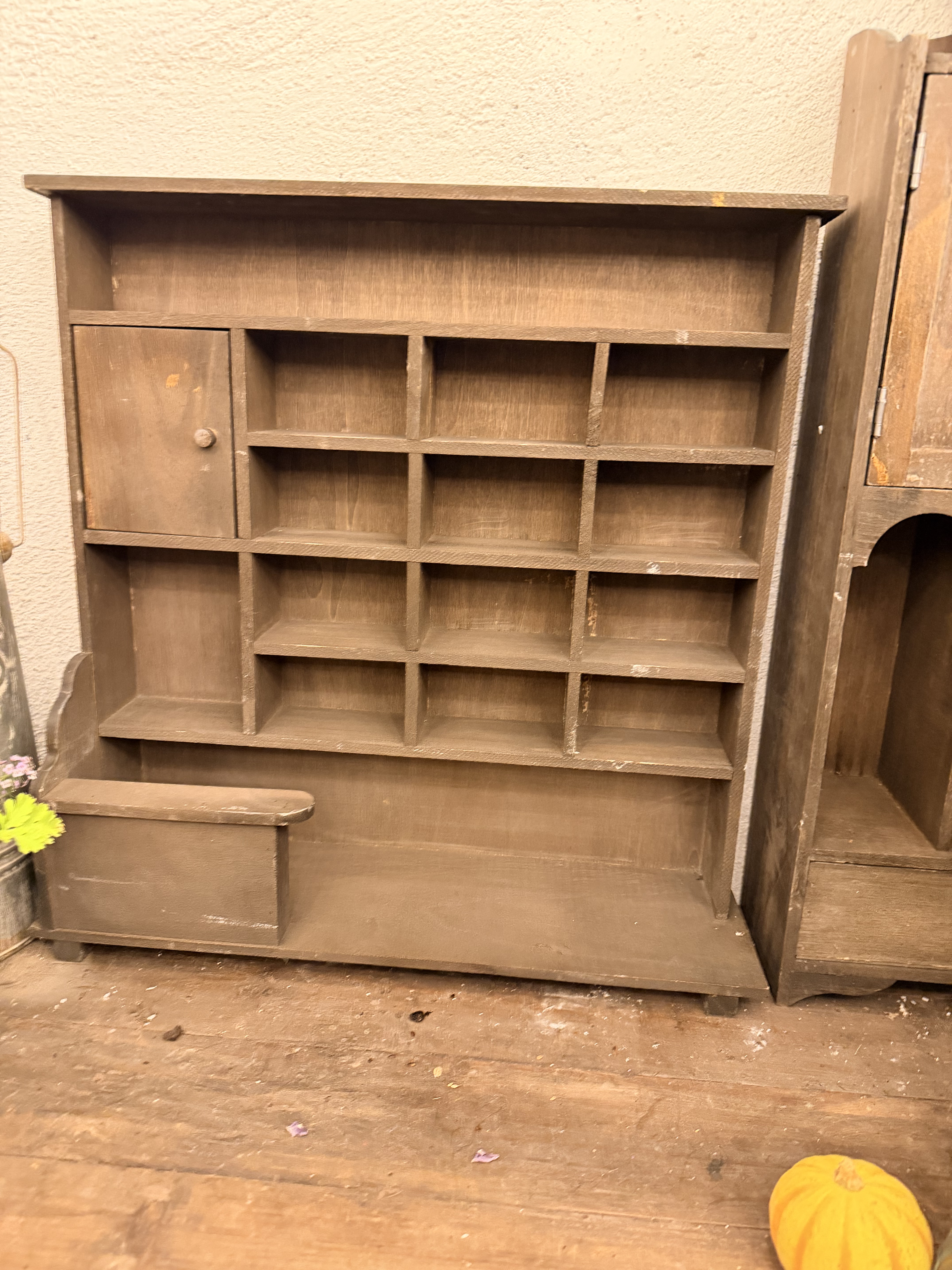 各种瑕疵的多格柜子