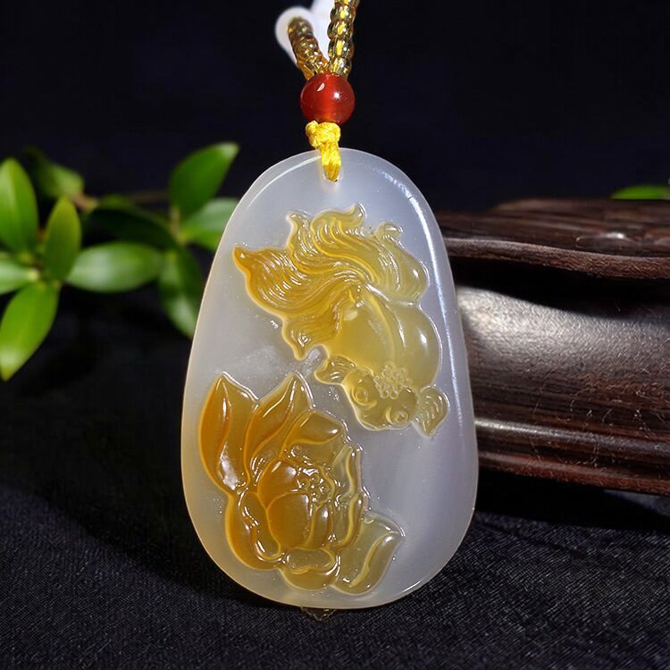 天然俏色玛瑙挂件连年有余牡丹