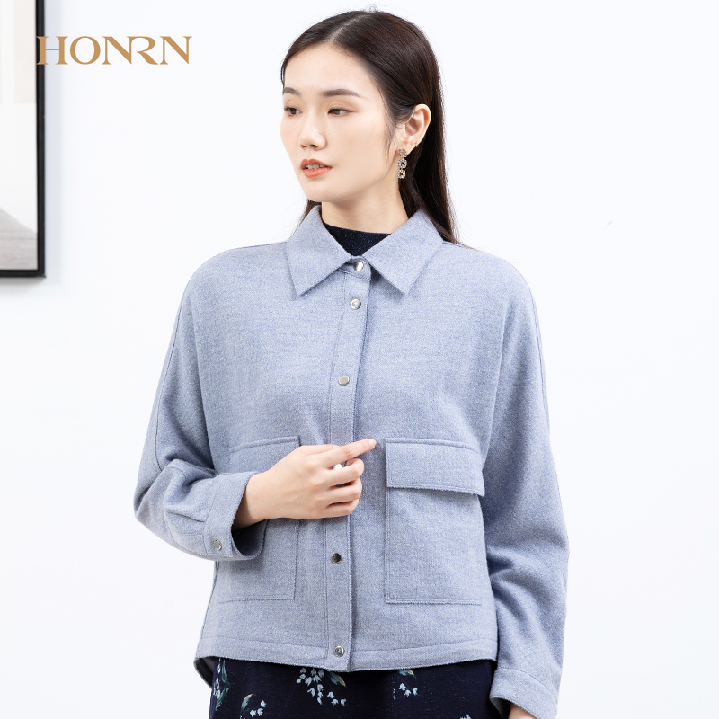 HONRN/红人时尚宽松浅蓝色羊毛呢子衬衣领短款外套上衣女春秋款