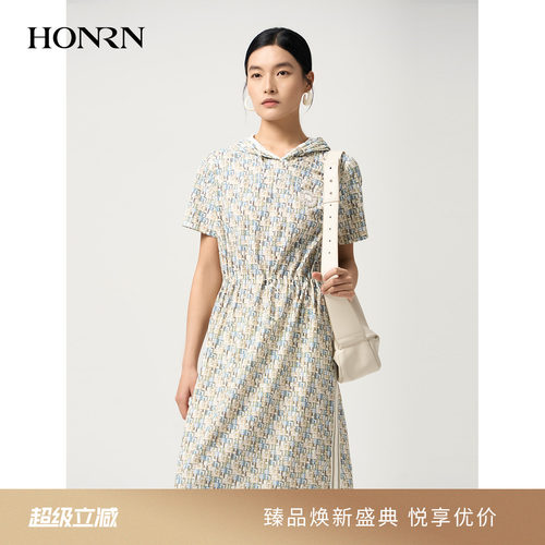 红人数字印花连帽收腰连衣裙