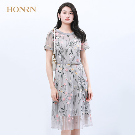 HONRN/红人绣花网纱镂空裙子修身显瘦收腰a字连衣裙女夏HG22OL542