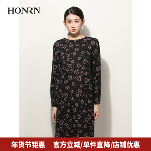 HONRN/红人黑色长袖圆领爱心图案羊毛针织连衣裙女秋冬HG55OL503