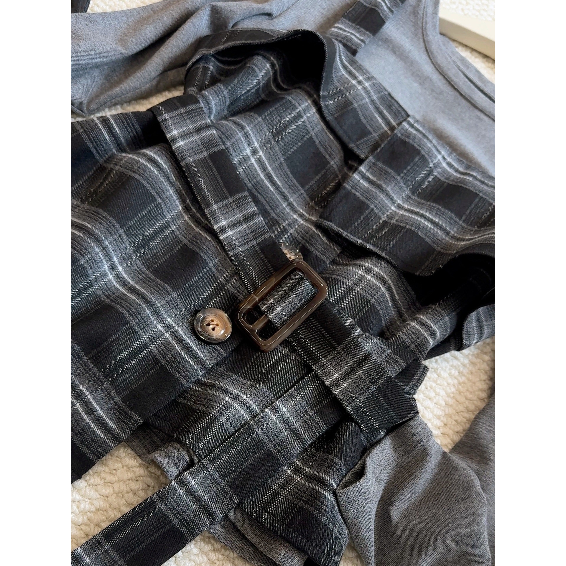 2025时尚套装韩系不规则收腰撞色格子叠穿吊带背心+圆领长袖Tb239