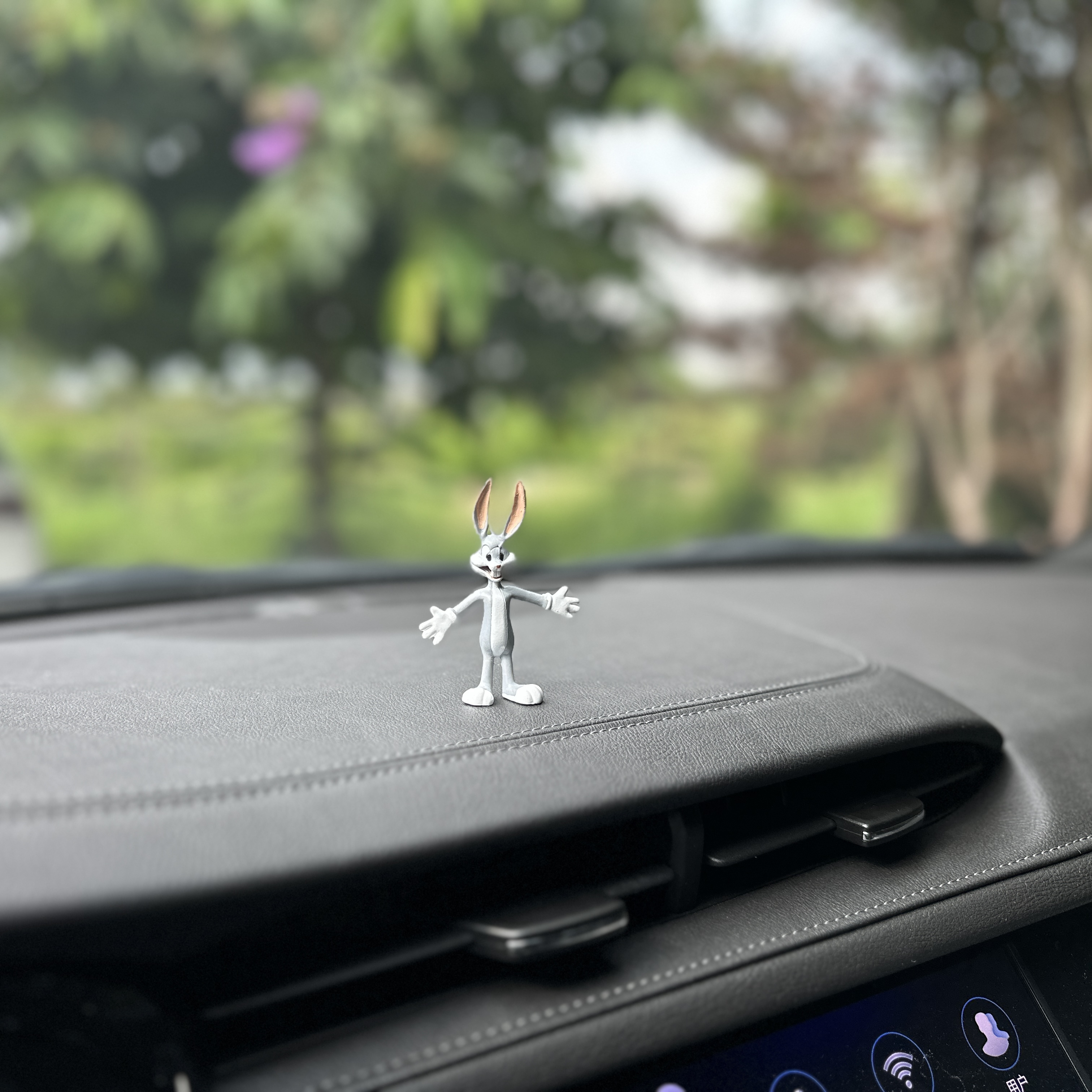 包邮兔八哥汽车中控台摆件可爱卡通公仔兔子车载装饰车内个性