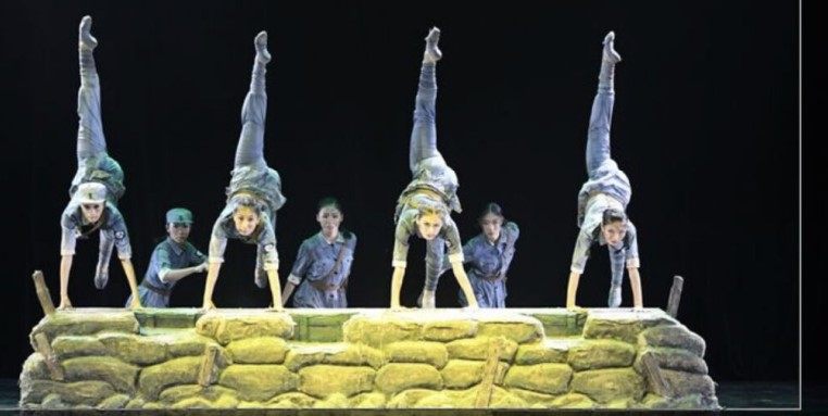 定制仿真高密度泡沫石头战地山花别样红舞台演出道具战壕堡垒影视