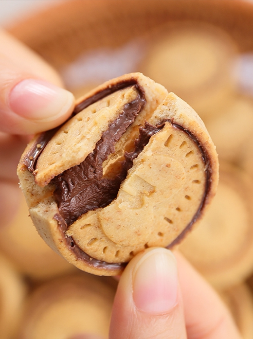 能多益 榛子巧克力夹心袋装饼干 304g 年货