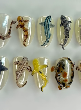 欧美风纯手工个性有趣浅色基底多彩鲨鱼图案杏仁型短款穿戴甲